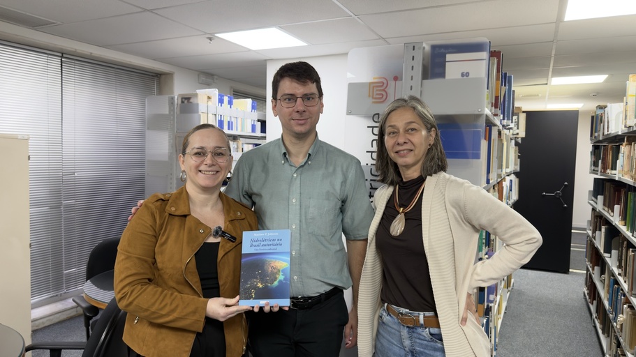 Historiador norte-americano visita Memória da Eletricidade e entrega livro baseado no acervo