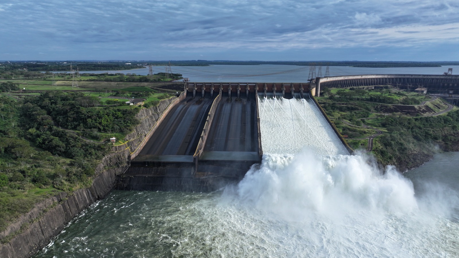 Itaipu abre vertedouro pela terceira vez em 2026